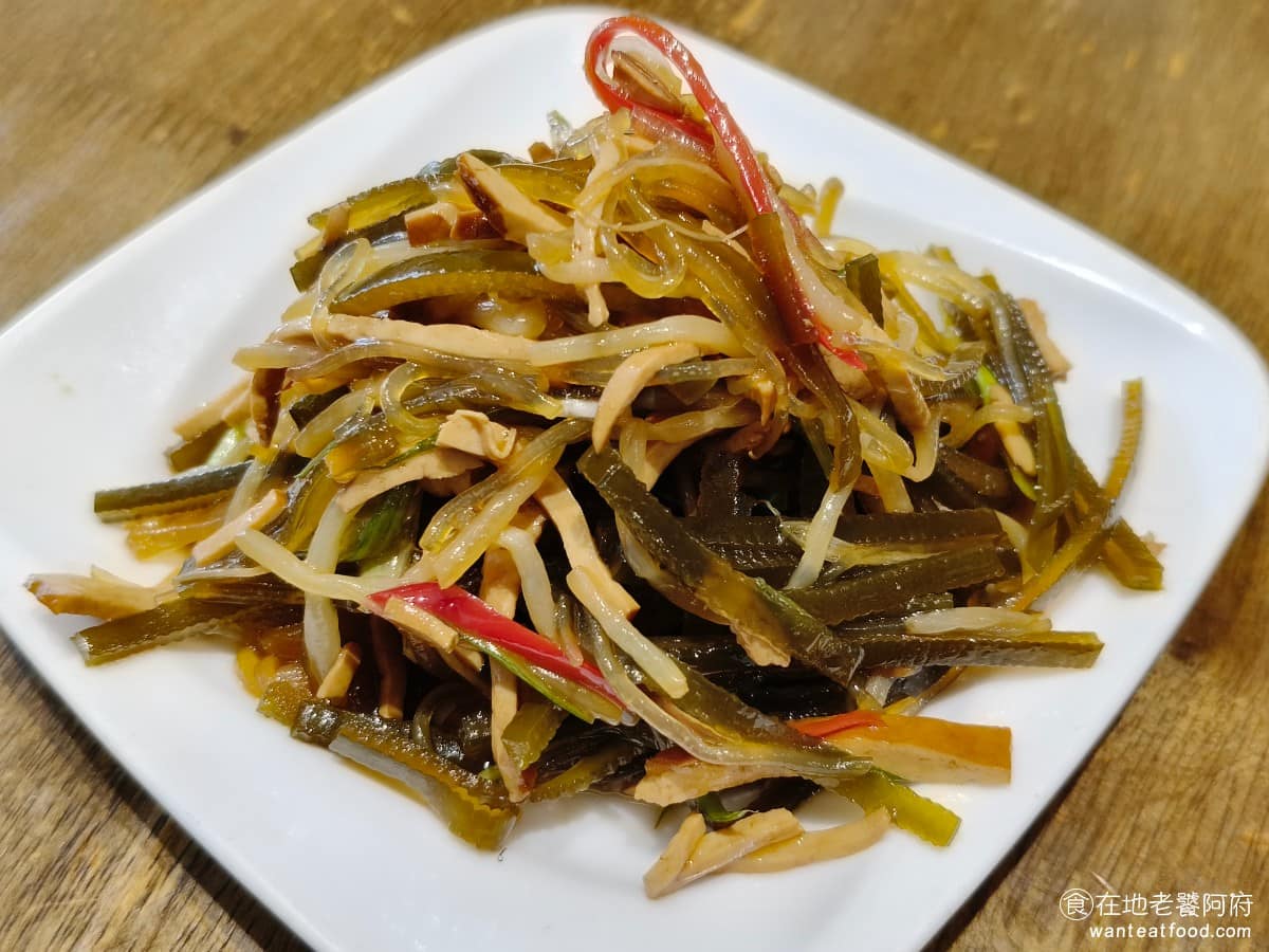五草車中華麵食館 五草車中華麵食館菜單 五草車中華麵食館推薦 永和區美食 永和美食 永安市場美食 什錦小菜 吃了一口後,發現味道真的超級像鼎泰豐的,吃得到淡淡的醋味,海帶和豆芽菜的口感,也非常的脆,能做得這麼接近,確實很厲害,不一樣的地方是醬汁吃起來比鼎泰豐的油一點。 @在地老饕阿府