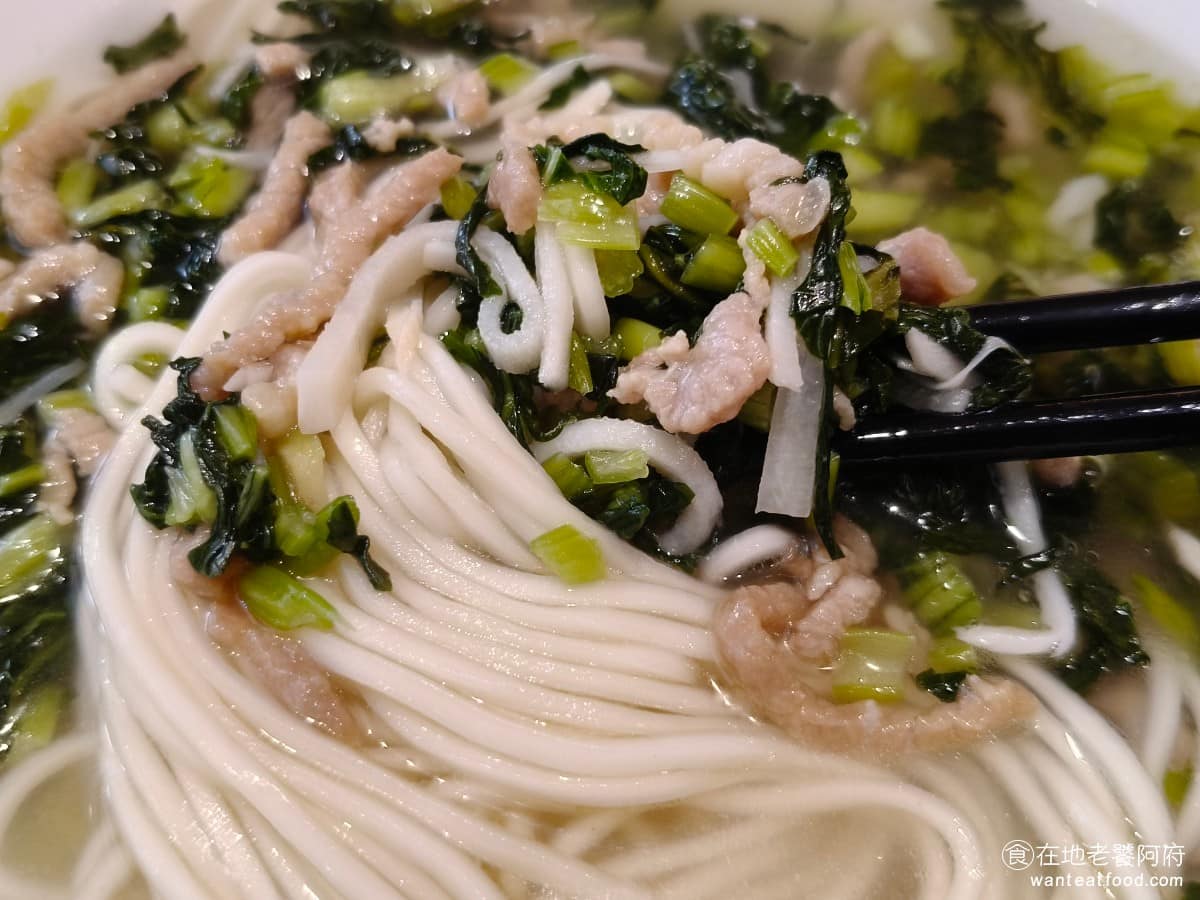 五草車中華麵食館 五草車中華麵食館菜單 五草車中華麵食館推薦 永和區美食 永和美食 永安市場美食 麵條可以選擇細麵,還是家常麵,我們選的是細麵,麵條煮的非常軟,吃起來非常順口。湯頭也是走清淡、清爽的風格,適合不想吃太鹹的人點。 @在地老饕阿府