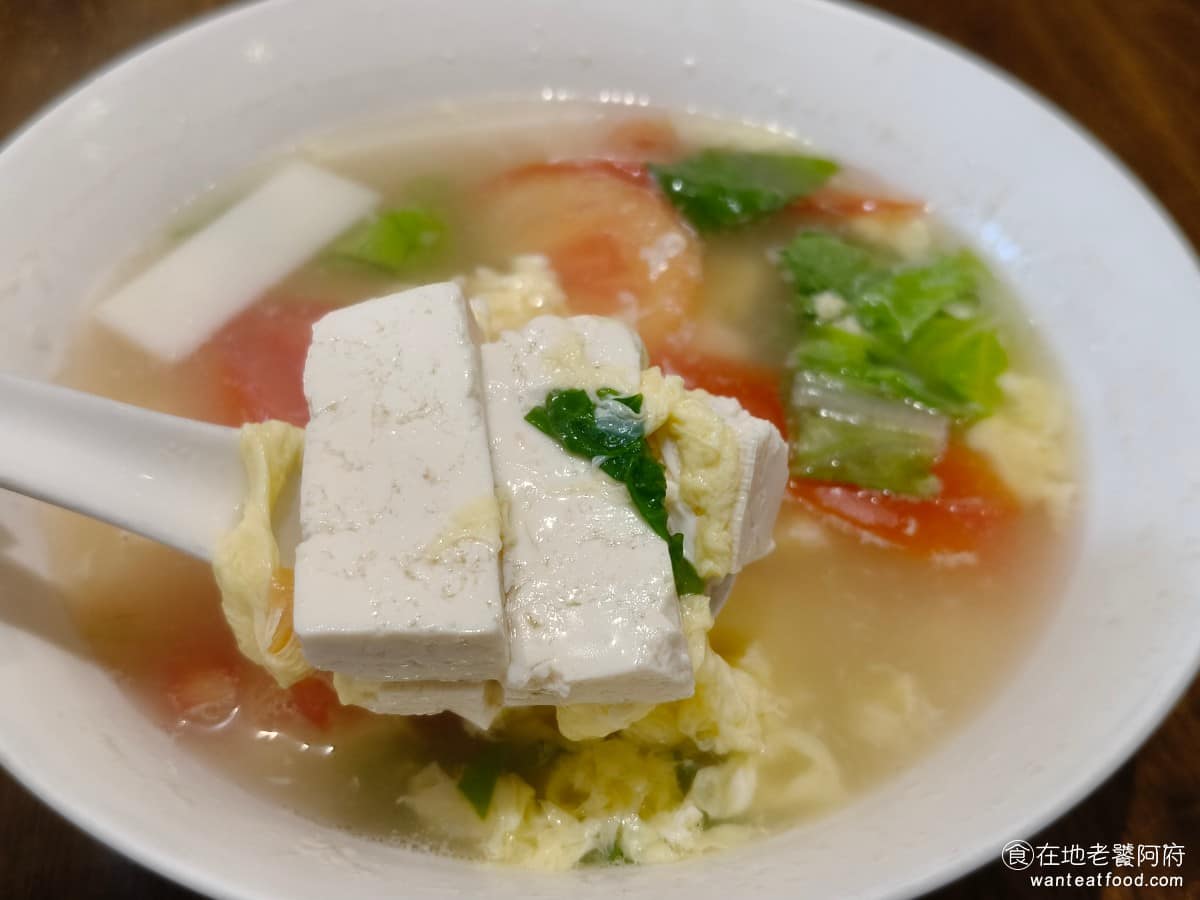 五草車中華麵食館 五草車中華麵食館菜單 五草車中華麵食館推薦 永和區美食 永和美食 永安市場美食 裡面有滿滿的青菜、豆腐、番茄和蛋花,配料豐富喝起來超級飽足,調味上也有一定的鹹度,不會淡的像水,作為搭配的湯品,非常適合。 @在地老饕阿府