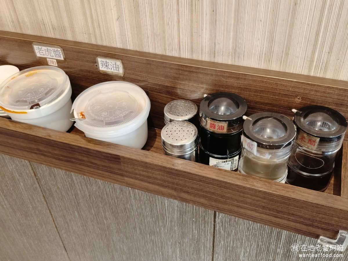 五草車中華麵食館 五草車中華麵食館菜單 五草車中華麵食館推薦 永和區美食 永和美食 永安市場美食 桌邊的醬料區,提供老虎醬跟辣油兩種沾醬,老虎醬走的是辣味路線,辣油則偏麻香。客人可以依照個人口味,自行調配。 @在地老饕阿府