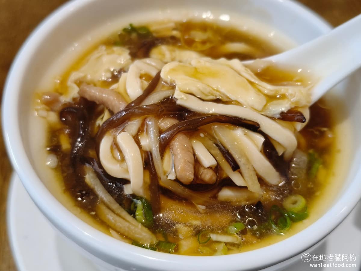 五草車中華麵食館 五草車中華麵食館菜單 五草車中華麵食館推薦 永和區美食 永和美食 永安市場美食 湯頭走的是清淡風格,沒有加胡椒,也沒有加太多的醋,味道比鼎泰豐淡很多,如果覺得味道不夠的話,可能要自己調味。推薦一種吃法,可以把酸辣湯和蛋炒飯混在一起吃,起來還蠻順口的。 @在地老饕阿府
