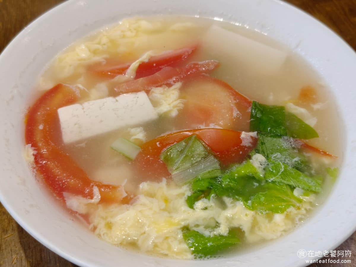 五草車中華麵食館 五草車中華麵食館菜單 五草車中華麵食館推薦 永和區美食 永和美食 永安市場美食 番茄豆腐蛋花湯 這一碗的份量還蠻大的,裡面的配料非常豐富,但價格上要 145 元,個人覺得有點貴。 @在地老饕阿府