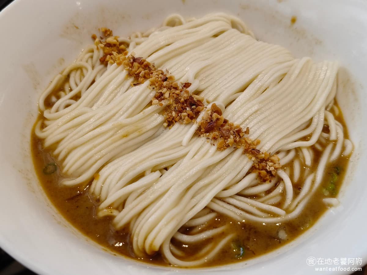 五草車中華麵食館 五草車中華麵食館菜單 五草車中華麵食館推薦 永和區美食 永和美食 永安市場美食 麻醬麵 醬汁帶有花生,以及花椒的香氣,醬汁給得很充足,所以攪拌起來,非常的容易,吃起來都很濕潤。 @在地老饕阿府
