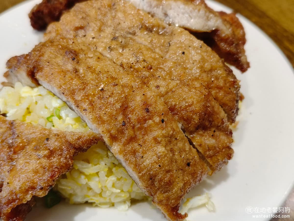 五草車中華麵食館 五草車中華麵食館菜單 五草車中華麵食館推薦 永和區美食 永和美食 永安市場美食 排骨經過油炸處理,份量給得很多,CP值高,外皮炸得酥脆,裡面的肉質口感軟嫩,而且有醃過,所以非常入味,算是好吃的排骨。 @在地老饕阿府
