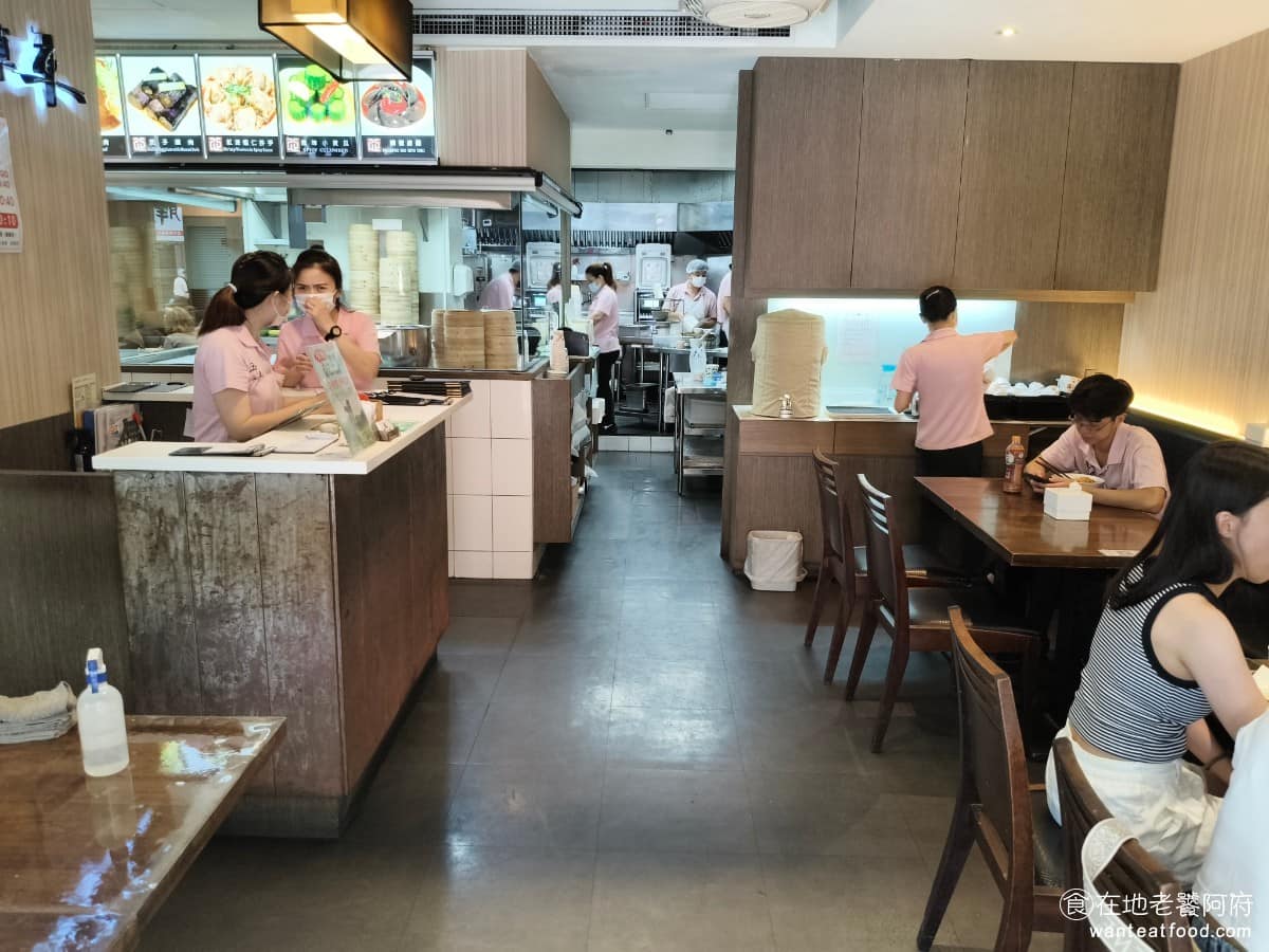 五草車中華麵食館 五草車中華麵食館菜單 五草車中華麵食館推薦 永和區美食 永和美食 永安市場美食 主廚出身自鼎泰豐體系,因此在食材選擇、餐點呈現這些細節上,都能看到相似的影子。 @在地老饕阿府