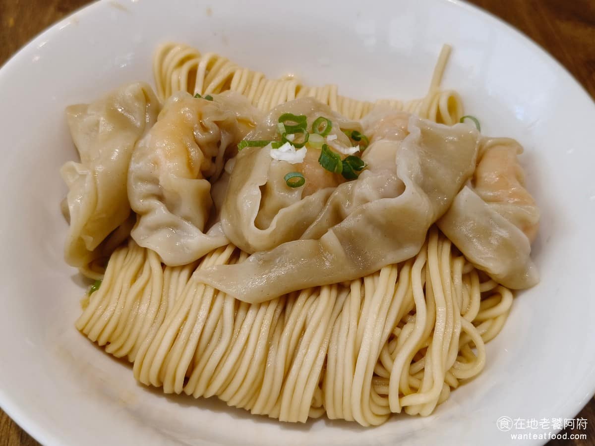五草車中華麵食館 五草車中華麵食館菜單 五草車中華麵食館推薦 永和區美食 永和美食 永安市場美食 乾拌蝦仁炒手麵 炒手外皮口感類似蒸餃,外皮滑順每一口都吃得到滿滿蝦仁,蝦子新鮮度跟肉質處理得不錯,搭配乾麵拌著吃,份量上算是吃得飽。 @在地老饕阿府