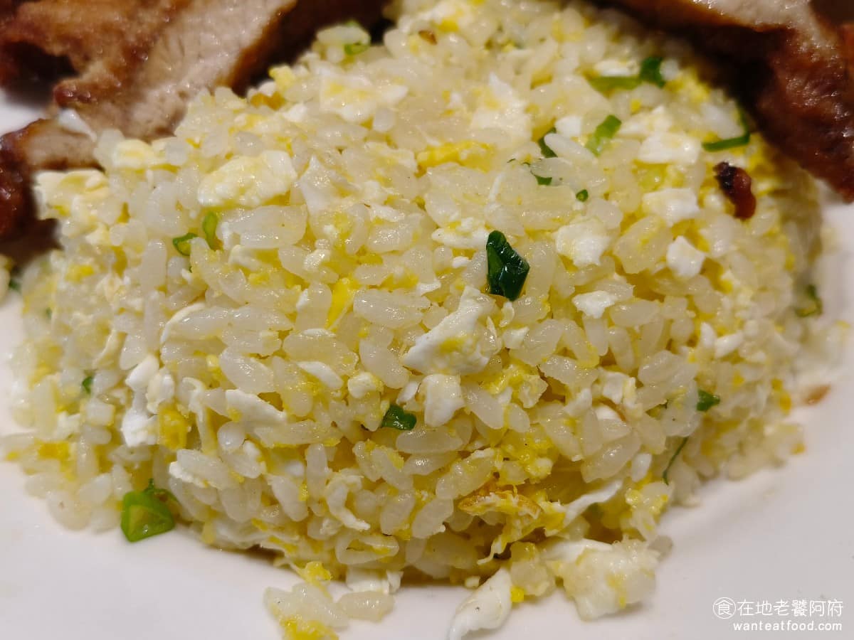 五草車中華麵食館 五草車中華麵食館菜單 五草車中華麵食館推薦 永和區美食 永和美食 永安市場美食 炒飯外觀呈現金黃色的,米粒粒粒分明,米飯的口感不會太硬,吃起來舒服,調味上也不會太鹹,完全有掌握到鼎泰豐炒飯的一些優點,不愧是招牌。 @在地老饕阿府
