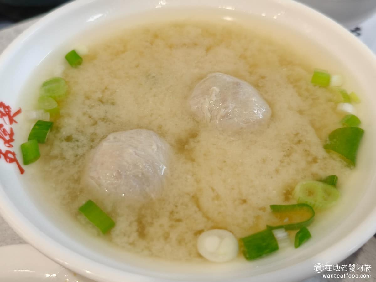 五燈獎 五燈獎菜單 五燈獎推薦 三重區美食 三重美食 三重國小美食 台灣小吃 豬腳 滷肉飯 味噌貢丸湯 味噌湯裡面再多加貢丸，個人會比較推薦點這個版本，因為如果單喝味增湯，湯頭非常的甜，喝多了會覺得膩口。多了兩顆貢丸來吃，就不會覺得那麼單調。 @在地老饕阿府