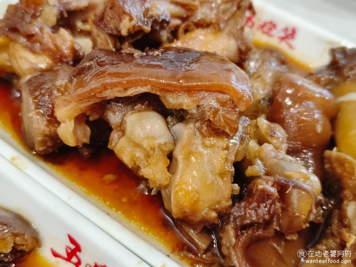 五燈獎 五燈獎菜單 五燈獎推薦 三重區美食 三重美食 三重國小美食 台灣小吃 豬腳 滷肉飯 膠質含量高，口感Q彈，喜歡吃豬皮和膠質的人會特別喜歡。只是某些皮的部位煮焦了，這點比較可惜。 @在地老饕阿府