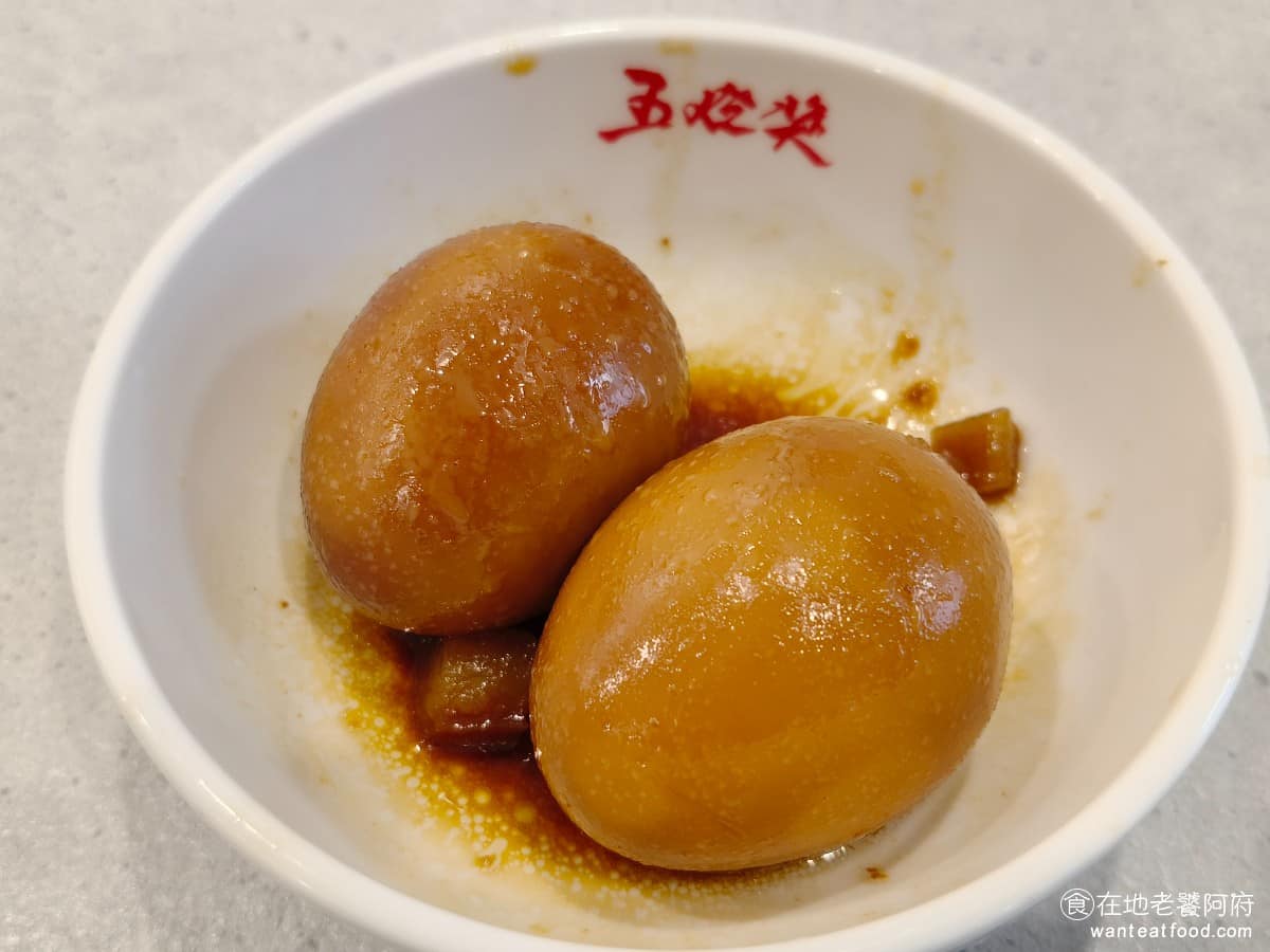 五燈獎 五燈獎菜單 五燈獎推薦 三重區美食 三重美食 三重國小美食 台灣小吃 豬腳 滷肉飯 滷蛋 滷汁入味、蛋黃不過乾，因為小菜不多，所以點個滷蛋做搭配算是必備的。 @在地老饕阿府