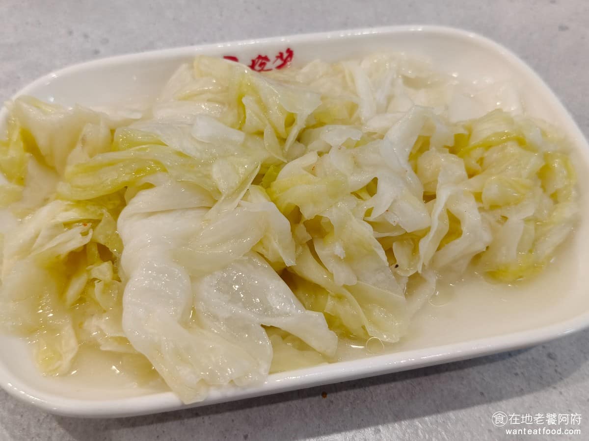 五燈獎 五燈獎菜單 五燈獎推薦 三重區美食 三重美食 三重國小美食 台灣小吃 豬腳 滷肉飯 高麗菜 高麗菜給的份量多，每一片都很大片，只不過，感覺滷得稍微油了一點，吃起來不算清爽。 @在地老饕阿府