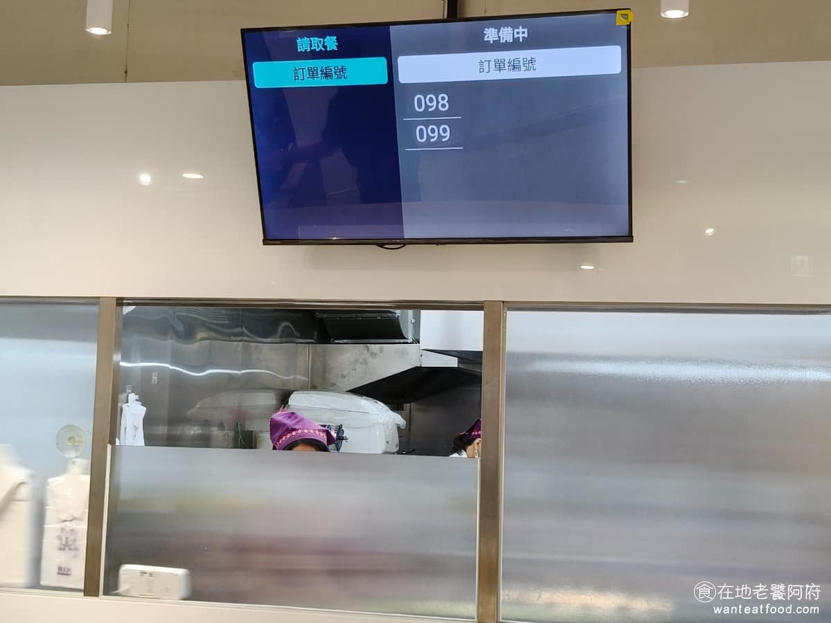 五燈獎 五燈獎菜單 五燈獎推薦 三重區美食 三重美食 三重國小美食 台灣小吃 豬腳 滷肉飯 全面改用點餐機和叫號碼牌的方式來點餐，雖然科技化帶來了便利，但少了傳統排隊點餐的氛圍，就會覺得少了老店的味道，會讓人有在美食街用餐的感覺，這點是比較可惜的地方。 @在地老饕阿府