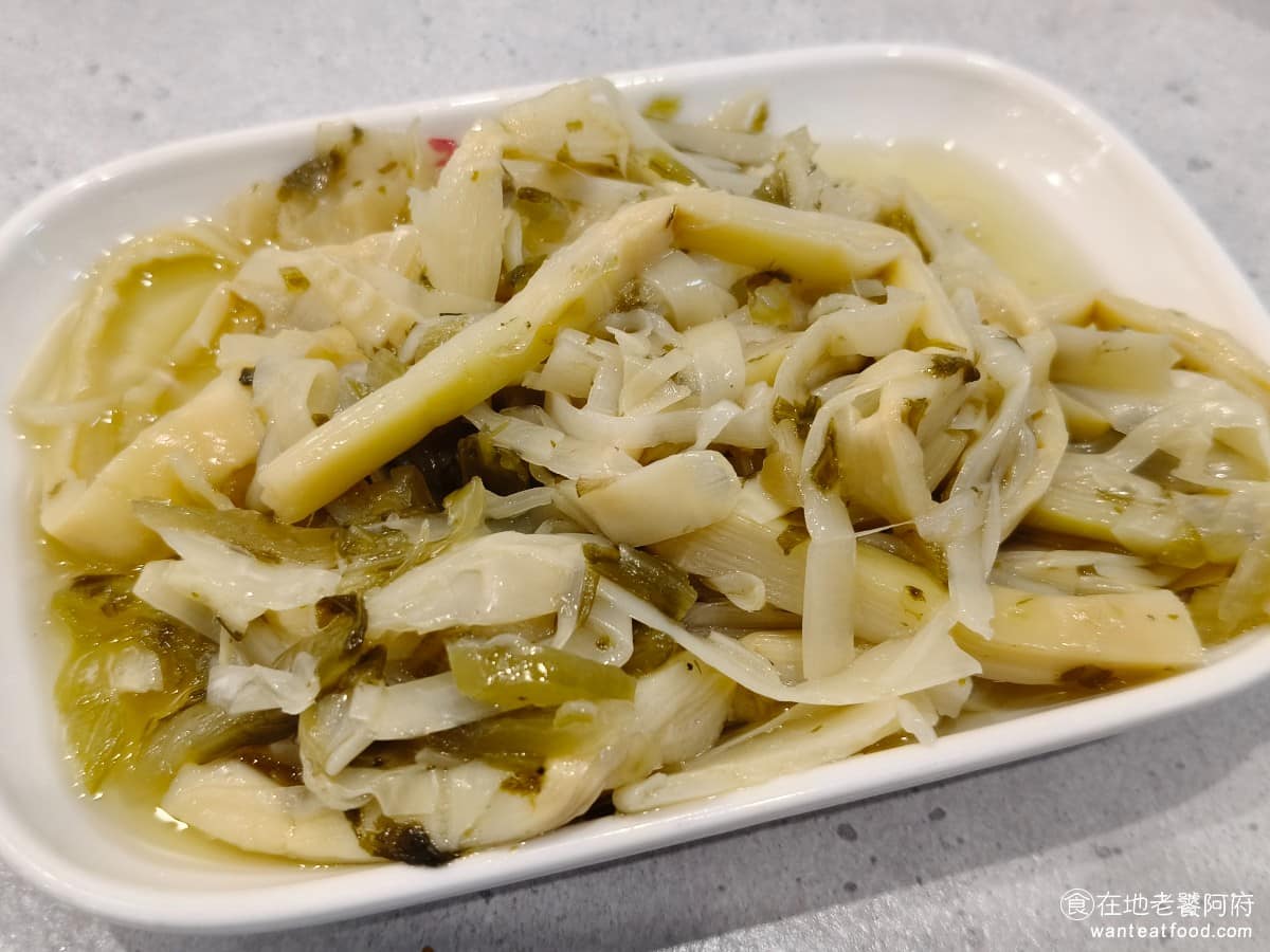 五燈獎 五燈獎菜單 五燈獎推薦 三重區美食 三重美食 三重國小美食 台灣小吃 豬腳 滷肉飯 筍絲 酸味足吃起來開胃，口感也微脆，滷製表現比一般小吃店的筍絲好，是必點的小菜之一。 @在地老饕阿府