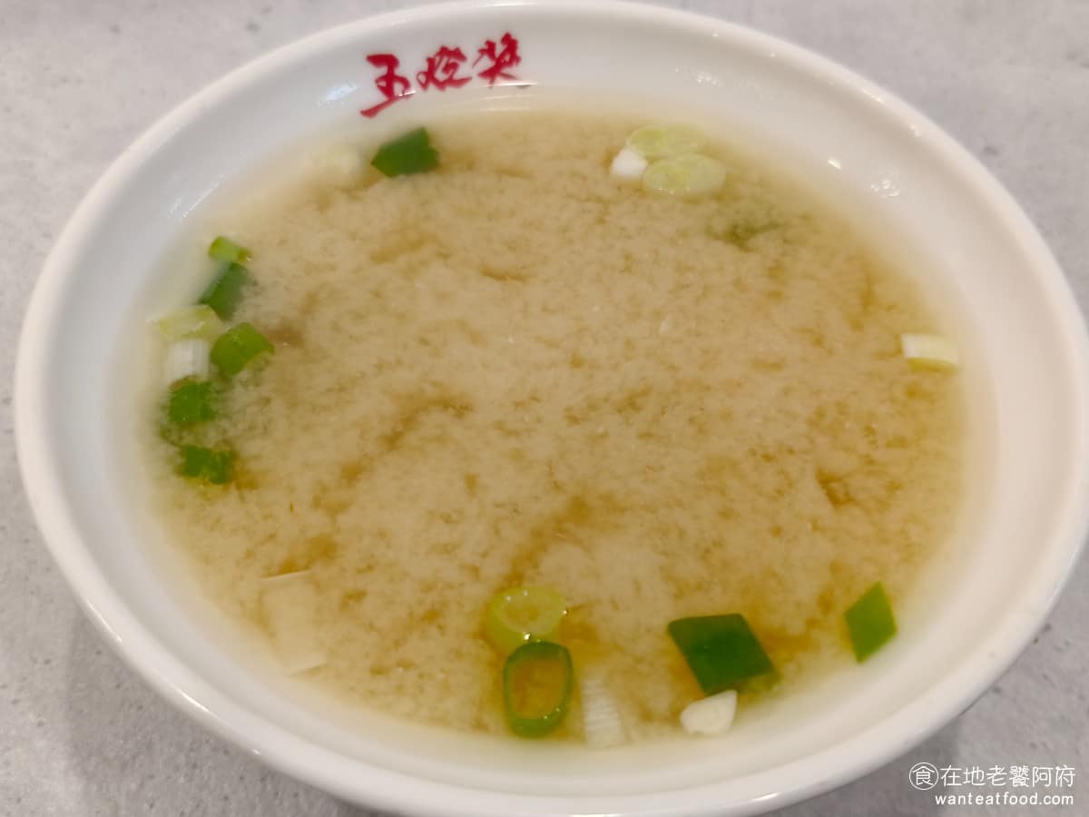 五燈獎 五燈獎菜單 五燈獎推薦 三重區美食 三重美食 三重國小美食 台灣小吃 豬腳 滷肉飯 味噌湯 甜度同樣偏高，完全是南部口味走向，可以接受甜湯的人，喝起來會覺得很棒，但習慣北部口味的人，可能會覺得不太習慣。 @在地老饕阿府