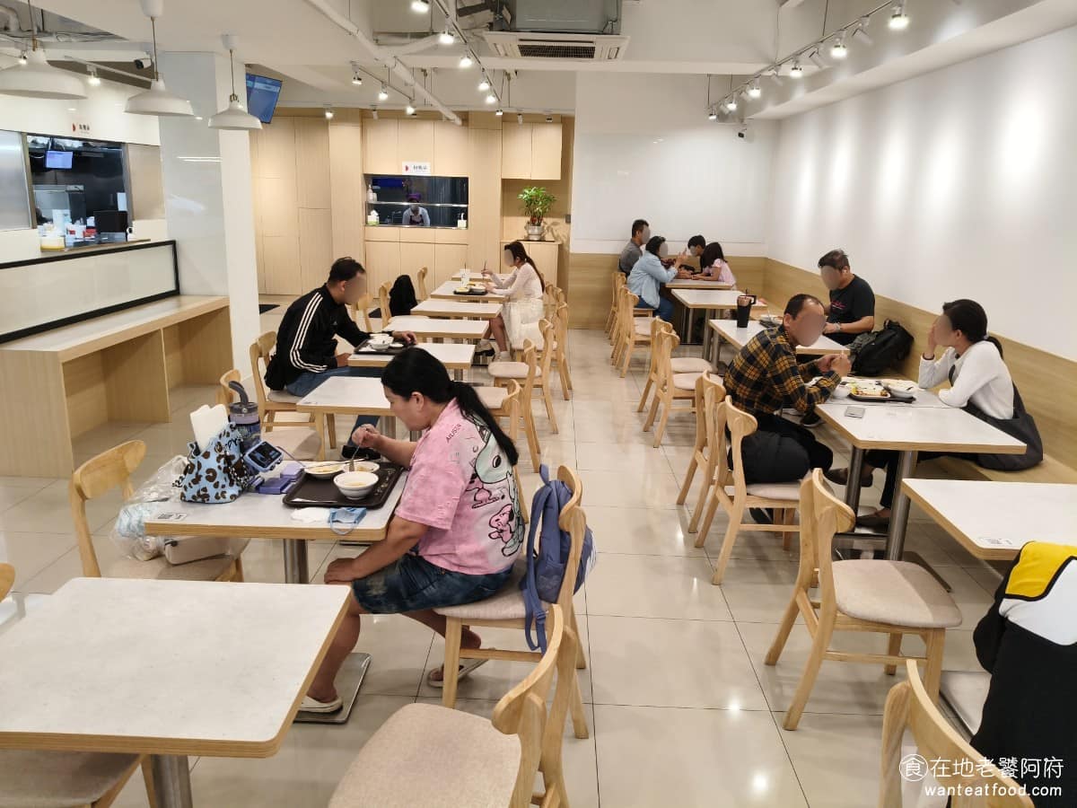 五燈獎 五燈獎菜單 五燈獎推薦 三重區美食 三重美食 三重國小美食 台灣小吃 豬腳 滷肉飯 自強路這間，近年重新裝潢後，環境變得較明亮整潔，環境比以前舒服許多。只不過我們這次來，店內冷氣開得很弱，所以吃的過程很熱。 @在地老饕阿府