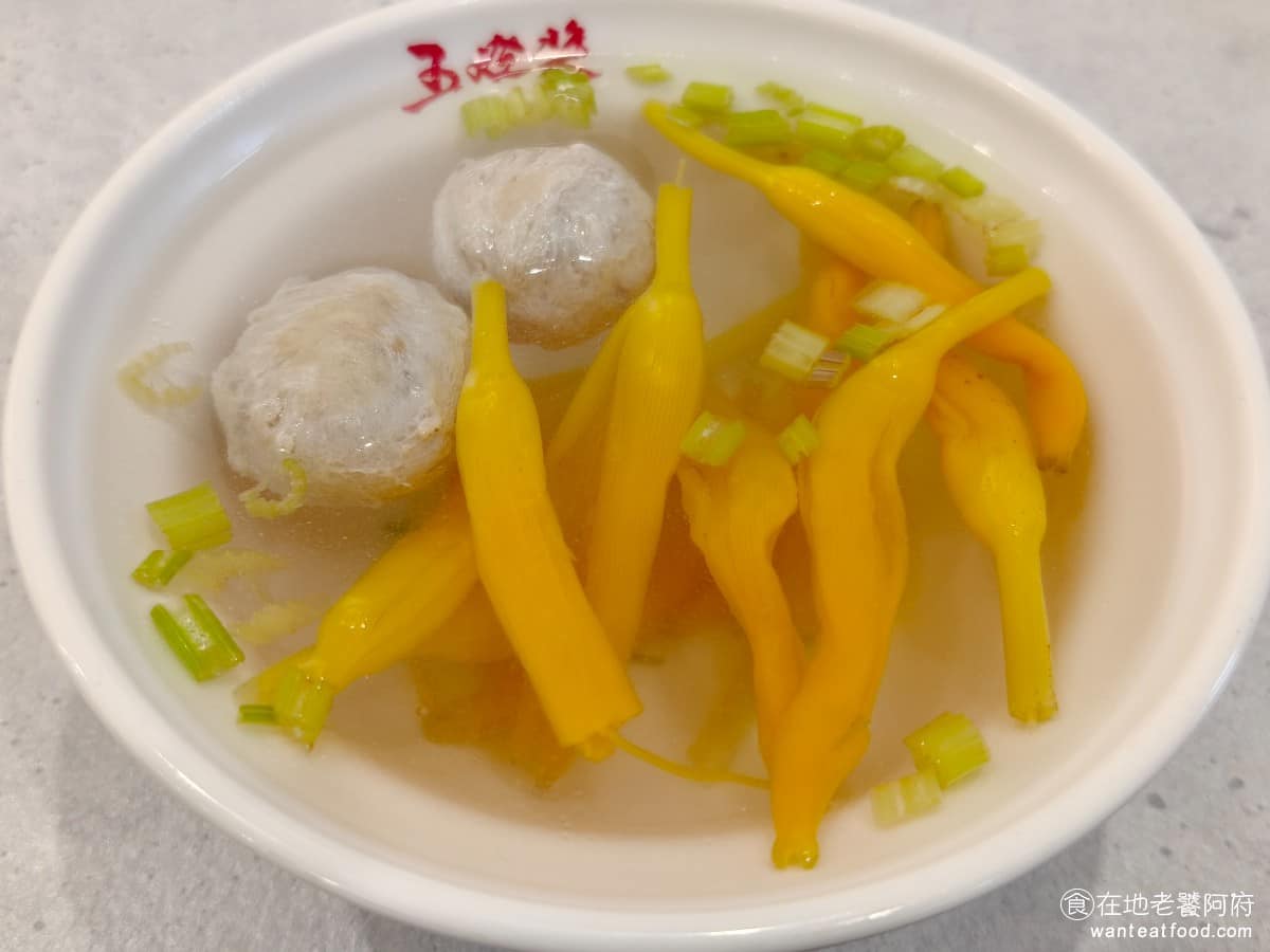 五燈獎 五燈獎菜單 五燈獎推薦 三重區美食 三重美食 三重國小美食 台灣小吃 豬腳 滷肉飯 金針貢丸湯 如果不想喝偏甜的味噌湯，強烈建議點這個，湯頭清爽完全不甜膩，配上油香的滷肉飯或豬腳，喝起來非常舒服，是整餐很好的解膩選擇。 @在地老饕阿府