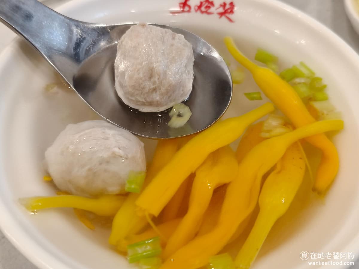 五燈獎 五燈獎菜單 五燈獎推薦 三重區美食 三重美食 三重國小美食 台灣小吃 豬腳 滷肉飯 喝完這碗金針湯，真的覺得超好喝，湯頭裡金針菇的香味完全入味，吃起來口感也很脆，個人覺得比味噌湯還要好喝。 @在地老饕阿府