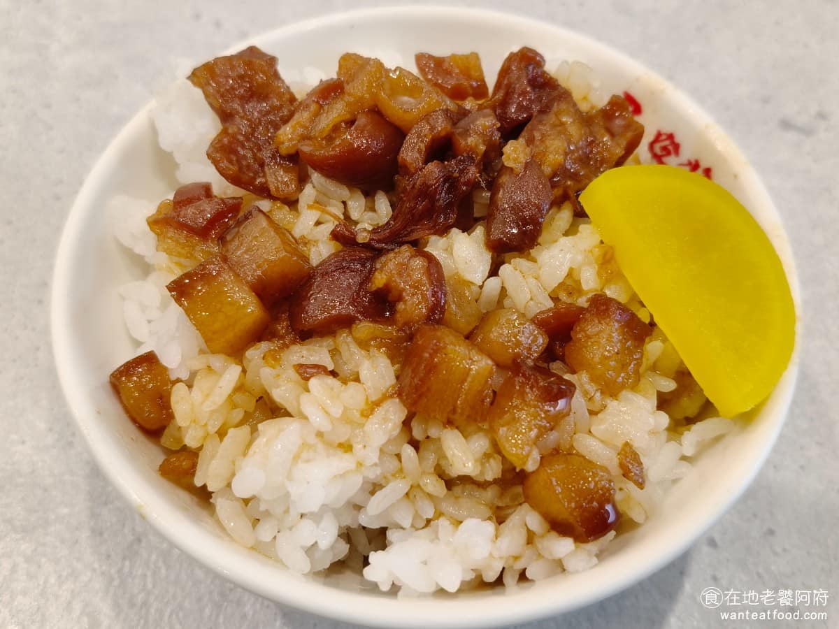 五燈獎 五燈獎菜單 五燈獎推薦 三重區美食 三重美食 三重國小美食 台灣小吃 豬腳 滷肉飯 味道都還可以，只不過因為我們之前買過《五燈獎》的冷凍調理包，如果不加水，自己調理來吃，味道會更鹹更甜，但來店面吃，可能有加過水，稀釋了味道，所以會覺得店裡吃，比調理包味道淡很多。 @在地老饕阿府