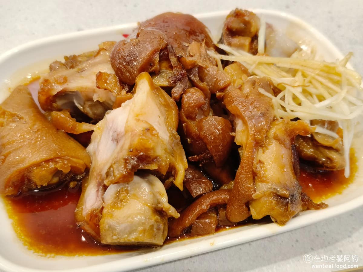 五燈獎 五燈獎菜單 五燈獎推薦 三重區美食 三重美食 三重國小美食 台灣小吃 豬腳 滷肉飯 豬腳 半肥半瘦肥肉軟嫩帶膠質，瘦肉紮實不柴，整體滷得入味，甜味非常充足，連豬肉和豬皮本身也都帶甜，喜歡甜口的人應該會很喜歡。 @在地老饕阿府