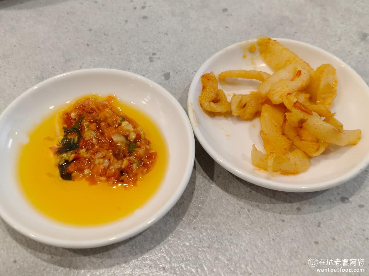 五燈獎 五燈獎菜單 五燈獎推薦 三重區美食 三重美食 三重國小美食 台灣小吃 豬腳 滷肉飯 辣椒和辣蘿蔔 自製辣椒香辣兼具搭豬腳蘸著吃，或直接淋在滷肉飯上都不錯，加了之後整體的甜膩感也會明顯降低，推薦嘗試。 @在地老饕阿府