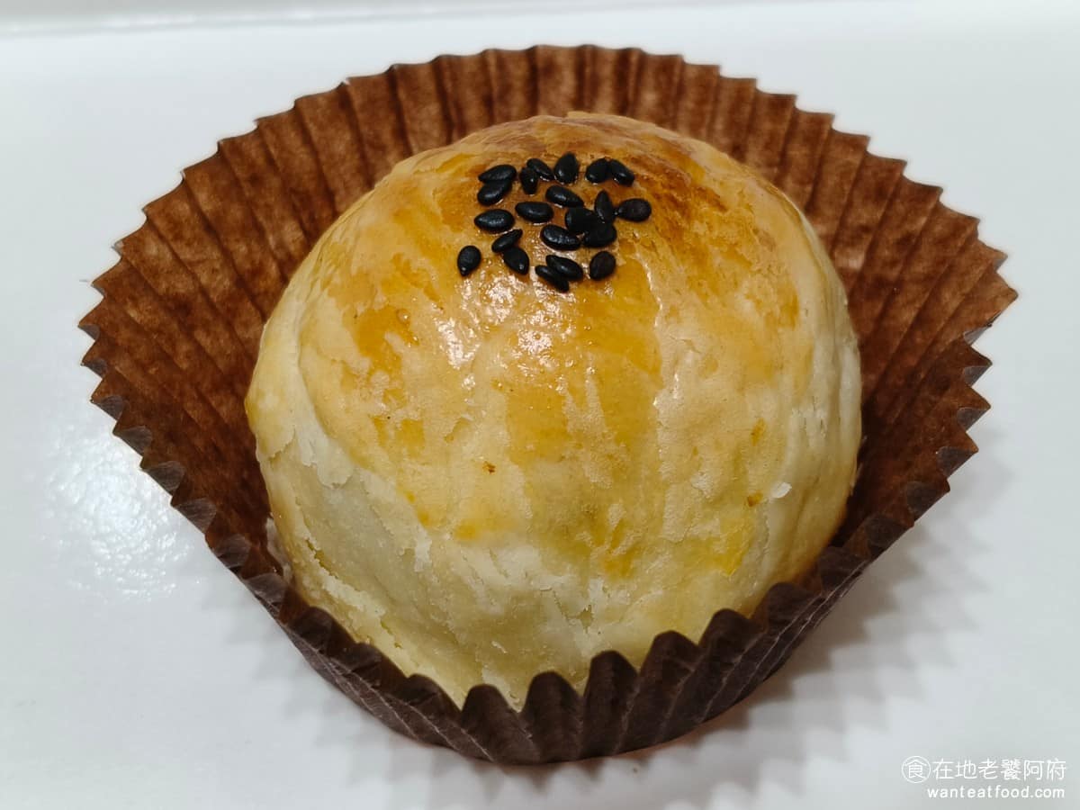 不二糕餅 不二糕餅菜單 不二糕餅推薦 南屯區美食 南屯美食 甜點點心 蛋黃酥 全台灣蛋黃酥賣得最好的，大概就是這間《不二糕餅》和台北的一間陳耀訓麵包。兩間都有各自的特色，這一間則是尺寸比較小，所以一顆才 60 元，價格比較便宜，陳耀訓則是100多塊。 @在地老饕阿府