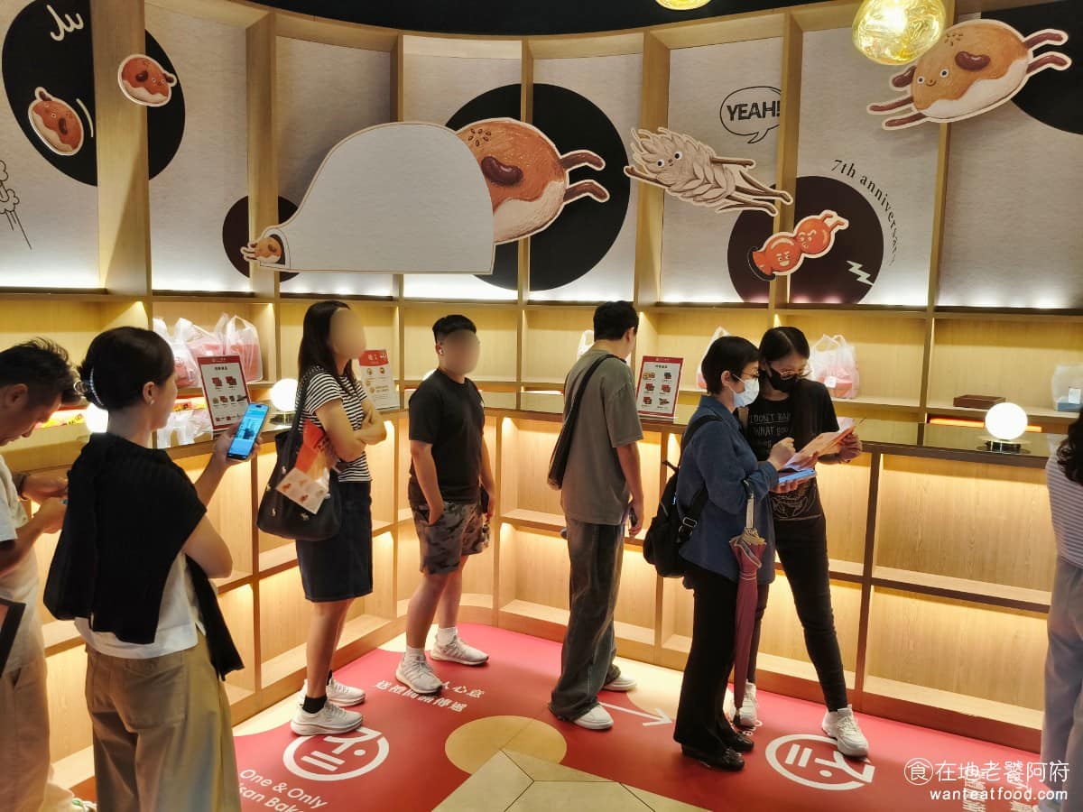 不二糕餅 不二糕餅菜單 不二糕餅推薦 南屯區美食 南屯美食 甜點點心 蛋黃酥 現場購買沒有號碼牌，直接排隊就好，常常一開賣，沒多久就被搶購一空。官網預購也常常在很短時間內額滿。 @在地老饕阿府