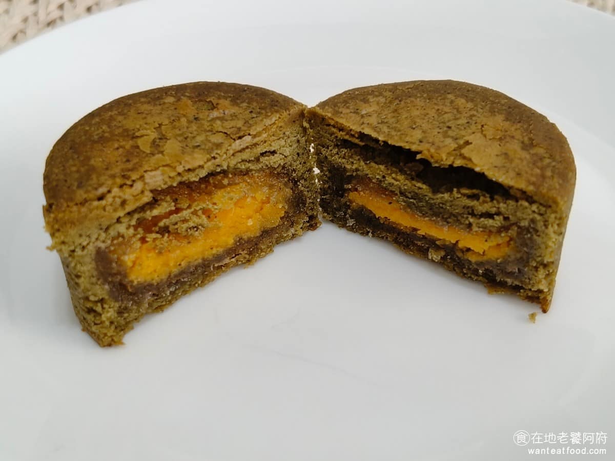 不二糕餅 不二糕餅菜單 不二糕餅推薦 南屯區美食 南屯美食 甜點點心 蛋黃酥 茶鳳黃吃起來，和很多網友說的一樣，外皮偏軟不會太硬，烤的沒有蛋黃酥那麼脆，但因為裡面的內餡比較少，還有包蛋黃，整體吃起來就比較乾，沒有像蛋黃酥那樣的奶油香氣，烏龍茶的味道也偏淡，相比蛋黃酥沒那麼好吃。 @在地老饕阿府
