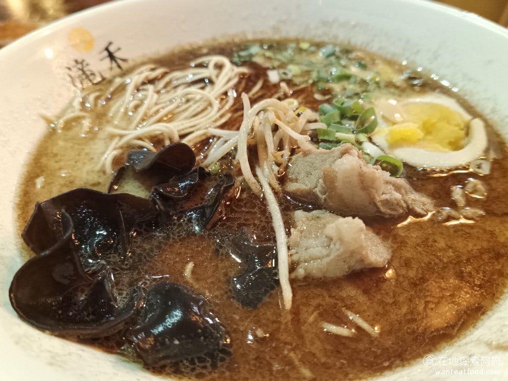 滝禾製麵所-內湖江南店 滝禾製麵所-內湖江南店菜單 滝禾製麵所-內湖江南店價格 內湖區美食 湯頭看起來又黑又濃,感覺會很油膩,但吃起來其實不會,蒜味非常香,但也不會過於重。重口味的人,應該會喜歡這個拉麵。 @在地老饕阿府