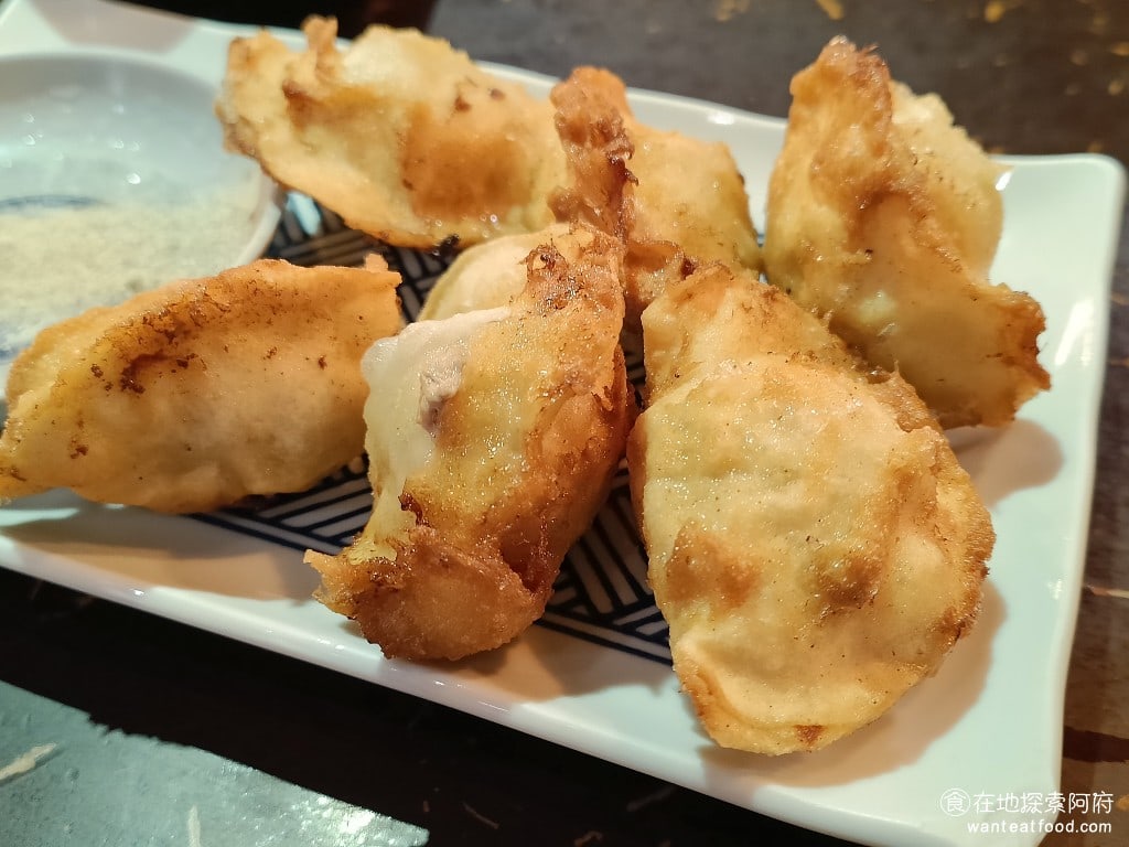 滝禾製麵所-內湖江南店 滝禾製麵所-內湖江南店菜單 滝禾製麵所-內湖江南店價格 內湖區美食 雖然味道上可以,但是口感上我覺得不行,因為這樣的做法,吃起來非常硬,咬下去水餃的外皮非常尖,戳到牙肉其實非常不舒服。 @在地老饕阿府