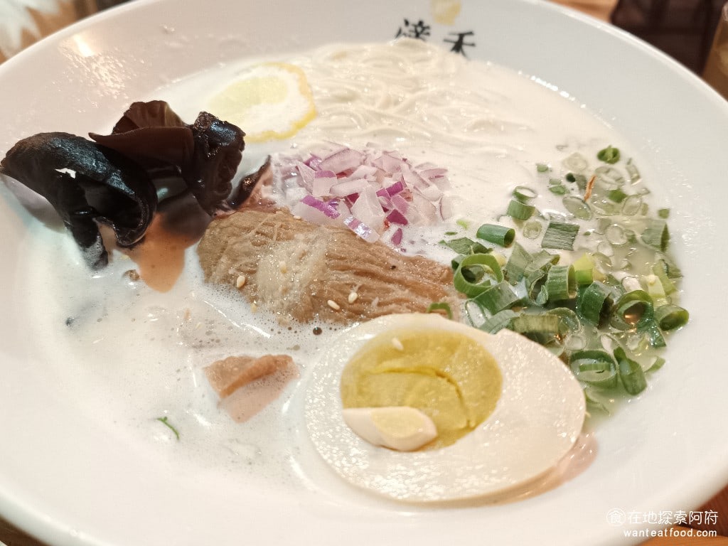 滝禾製麵所-內湖江南店 滝禾製麵所-內湖江南店菜單 滝禾製麵所-內湖江南店價格 內湖區美食 柚雞肋眼拉麵 230 元 因為點了重口味的黑蒜,所以另一碗就點了雞白湯的拉麵,希望能吃起來清爽一點,做個對比。 @在地老饕阿府