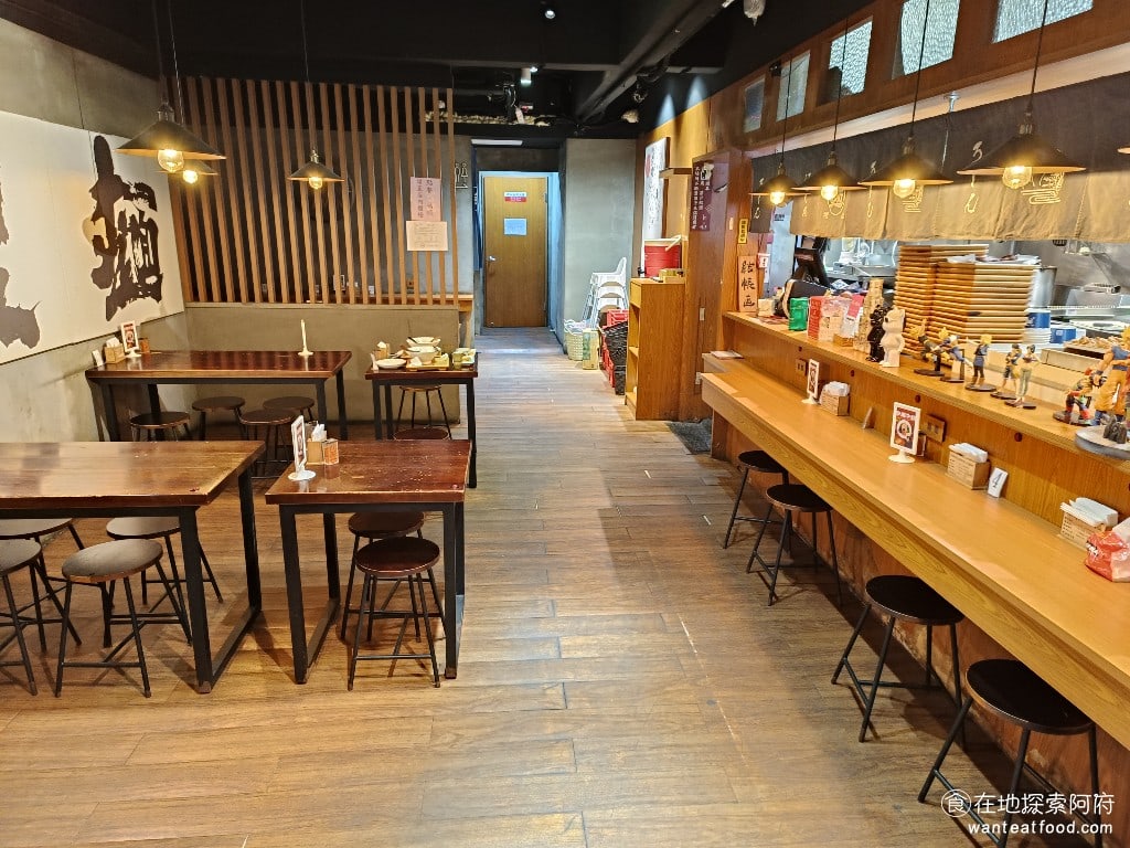 滝禾製麵所-內湖江南店 滝禾製麵所-內湖江南店菜單 滝禾製麵所-內湖江南店價格 內湖區美食 相較於一般拉麵店,《滝禾製麵所-內湖江南店》的店內空間還蠻大的,座位很多不只有吧台,還有一般座位區。 @在地老饕阿府