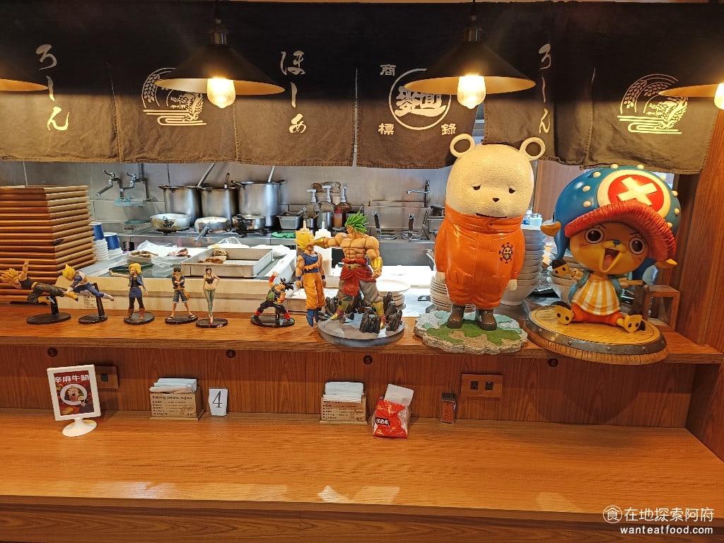 滝禾製麵所-內湖江南店 滝禾製麵所-內湖江南店菜單 滝禾製麵所-內湖江南店價格 內湖區美食 《滝禾製麵所-內湖江南店》的老闆,應該是動漫愛好者,吧台上放了很多動漫的公仔,有海賊王、七龍珠。 @在地老饕阿府