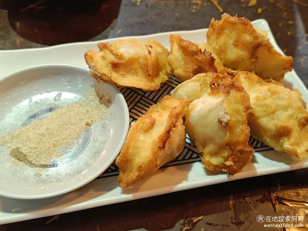 滝禾製麵所-內湖江南店 滝禾製麵所-內湖江南店菜單 滝禾製麵所-內湖江南店價格 內湖區美食 炸水餃 100 元 直接把水餃丟下去炸,外皮炸得非常酥脆,水餃咬下去裡面還吃得到內餡的汁,搭配胡椒鹽,吃起來味道還可以。 @在地老饕阿府