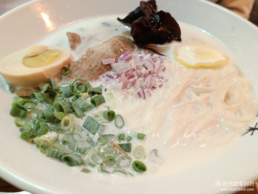 滝禾製麵所-內湖江南店 滝禾製麵所-內湖江南店菜單 滝禾製麵所-內湖江南店價格 內湖區美食 雞湯的口味味道蠻淡的,而且帶有一點甜味,吃起來是很清爽,只不過會覺得不太像是雞湯,有點像是即食食品的味道。 @在地老饕阿府