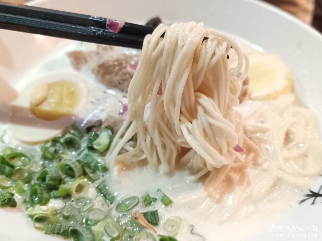 滝禾製麵所-內湖江南店 滝禾製麵所-內湖江南店菜單 滝禾製麵所-內湖江南店價格 內湖區美食 《滝禾製麵所-內湖江南店》的細麵,吃起來完全沒有硬的感覺,輕輕一咬就斷了,沒什麼口感。總之,雞白湯拉麵的麵和湯,個人都不太喜歡。 @在地老饕阿府