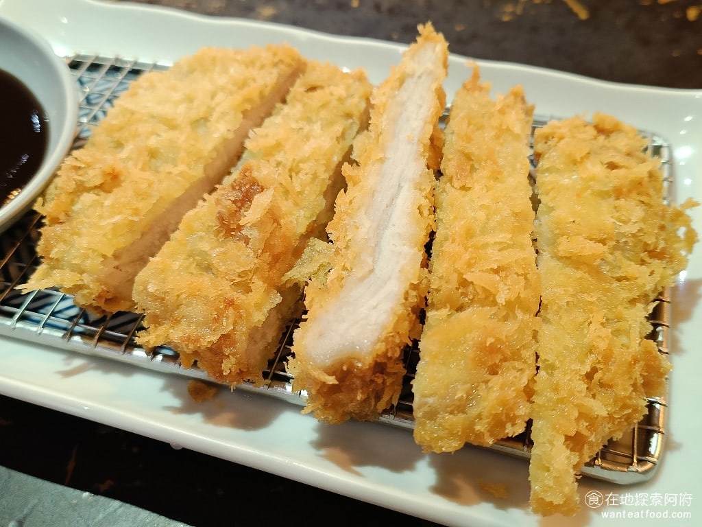 滝禾製麵所-內湖江南店 滝禾製麵所-內湖江南店菜單 滝禾製麵所-內湖江南店價格 內湖區美食 他的炸豬排吃了一口後,發現完全不行,豬排的口感非常硬,而且豬排在切的時候,應該要和紋路垂直,不應該和紋路平行去切,所以口感非常不好。此外,豬排肉非常乾,也很硬。 @在地老饕阿府