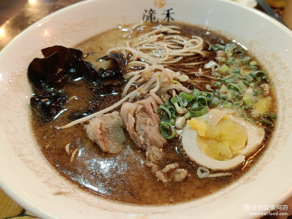 滝禾製麵所-內湖江南店 滝禾製麵所-內湖江南店菜單 滝禾製麵所-內湖江南店價格 內湖區美食 黑蒜肋眼拉麵 200 元 《滝禾製麵所-內湖江南店》的拉麵我吃過了兩三種口味,最後覺得黑蒜的口味最好吃,黑蒜的湯頭算是店裡的招牌。 @在地老饕阿府