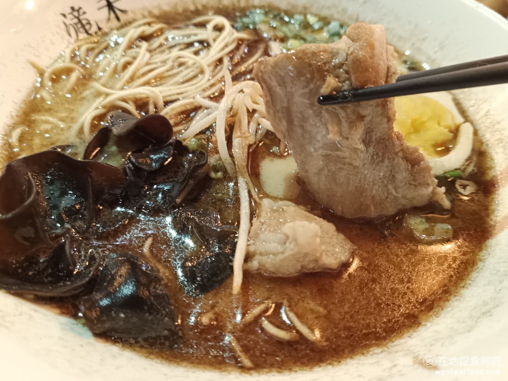 滝禾製麵所-內湖江南店 滝禾製麵所-內湖江南店菜單 滝禾製麵所-內湖江南店價格 內湖區美食 在《滝禾製麵所-內湖江南店》,如果要選擇肉的話,我推薦選擇肋眼。它的肋眼是用豬肋條部位的肉去燉煮的,每隻豬只有兩條,所以是限量供應。味道吃起來有點像控肉,但比控肉還要軟。 @在地老饕阿府