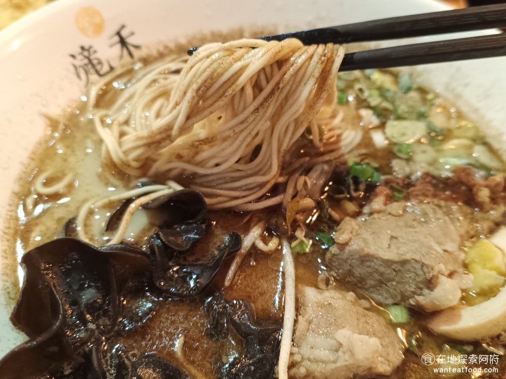 滝禾製麵所-內湖江南店 滝禾製麵所-內湖江南店菜單 滝禾製麵所-內湖江南店價格 內湖區美食 他的麵條我選擇細麵,並且要求煮軟一點,雖然黑蒜的湯頭味道很棒,但是他的麵不太行,吃起來覺得很鬆,沒什麼嚼勁,也沒口感。 @在地老饕阿府