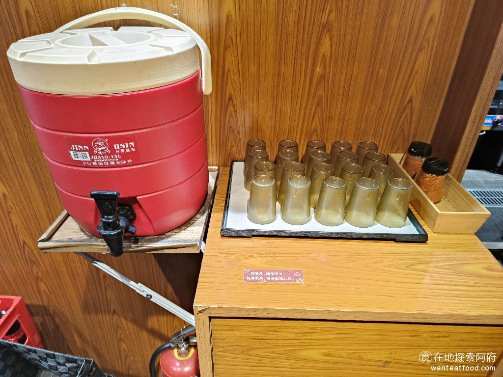 滝禾製麵所-內湖江南店 滝禾製麵所-內湖江南店菜單 滝禾製麵所-內湖江南店價格 內湖區美食 店內有提供免費的冰水可以喝,冰水給的是檸檬水,喝起來非常的舒服。 @在地老饕阿府