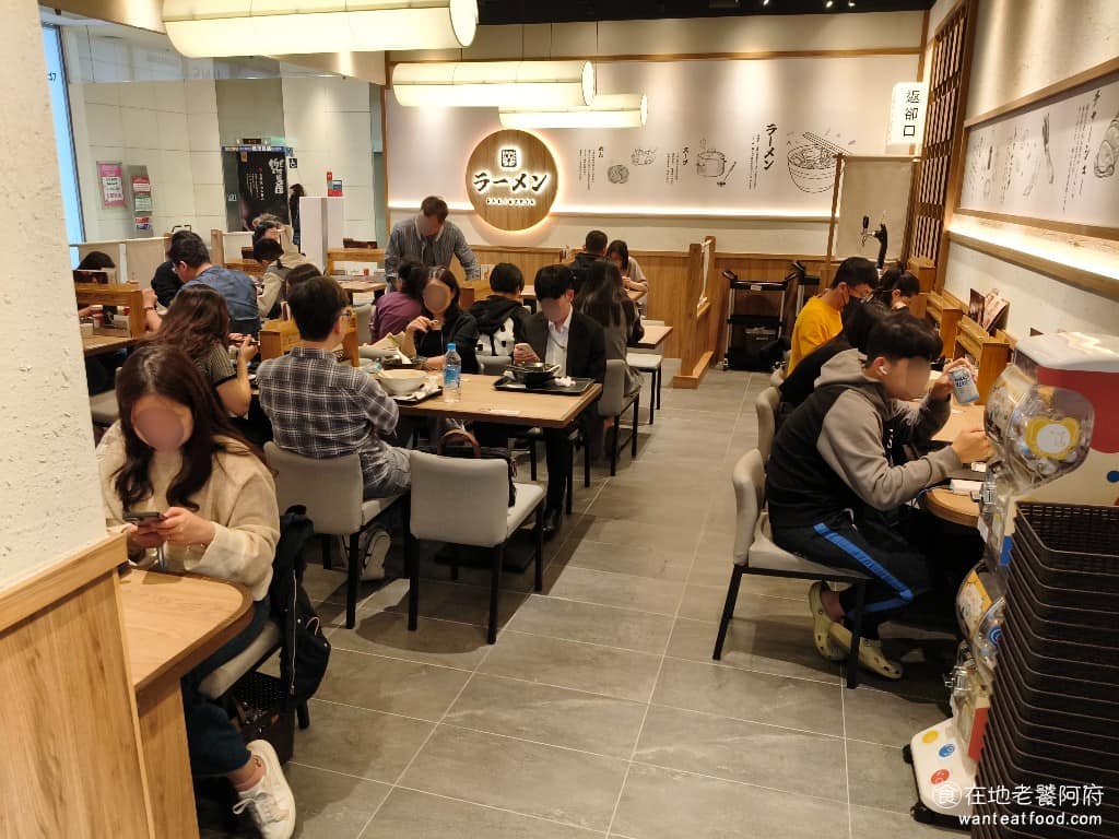 樂麵屋大直美麗華店 樂麵屋大直美麗華店菜單 樂麵屋大直美麗華店推薦 中山區美食 中山美食 店內的座位數量不多,但即便客滿也不需要擔心,因為旁邊就是美麗華的美食街,可以直接坐在美食街用餐區吃。 @在地老饕阿府