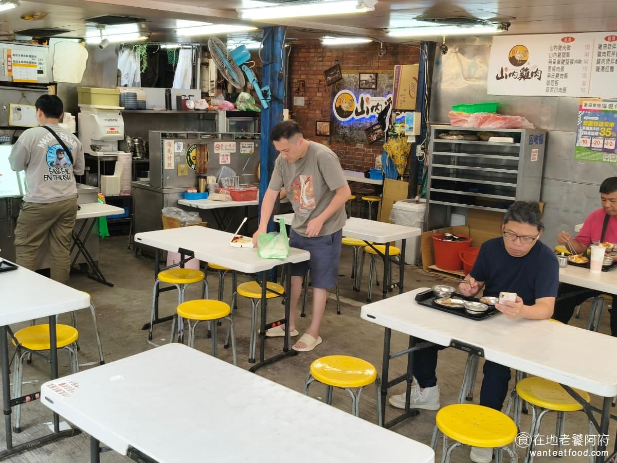 山內雞肉南機場夜市店 山內雞肉南機場夜市店菜單 山內雞肉南機場夜市店推薦 中正區美食 中正美食 《山內雞肉 南機場夜市店》的用餐環境比一般夜市攤位好很多，開放式空間，搭配簡單的塑膠桌椅，沒有特別裝潢，夏天會有電風扇，但仍偏悶熱，用餐完畢的餐具是自助回收。 @在地老饕阿府
