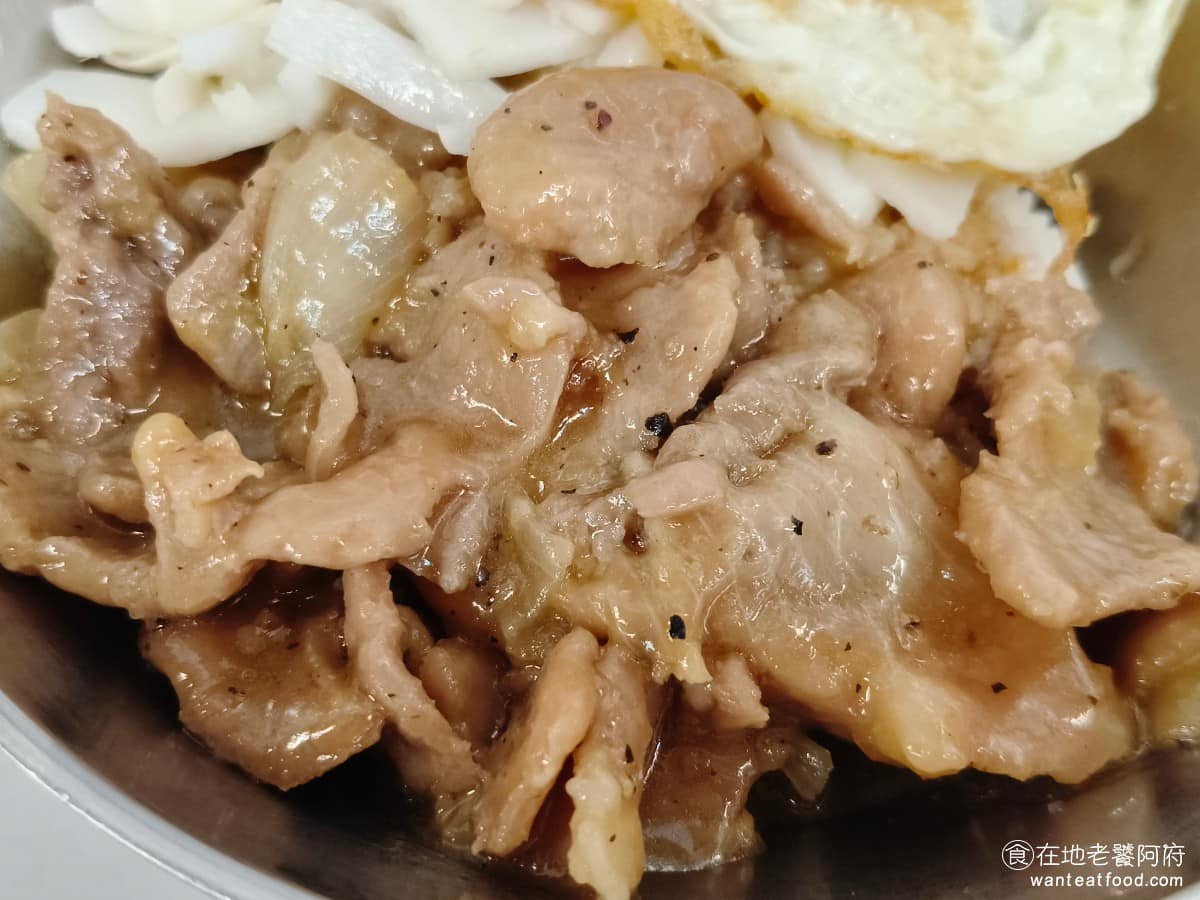 山內雞肉南機場夜市店 山內雞肉南機場夜市店菜單 山內雞肉南機場夜市店推薦 中正區美食 中正美食 雖然寫著蔥燒肉，但其實看不到任何一點蔥，用的都是洋蔥，醬汁很入味，吃起來洋蔥味很香。 @在地老饕阿府