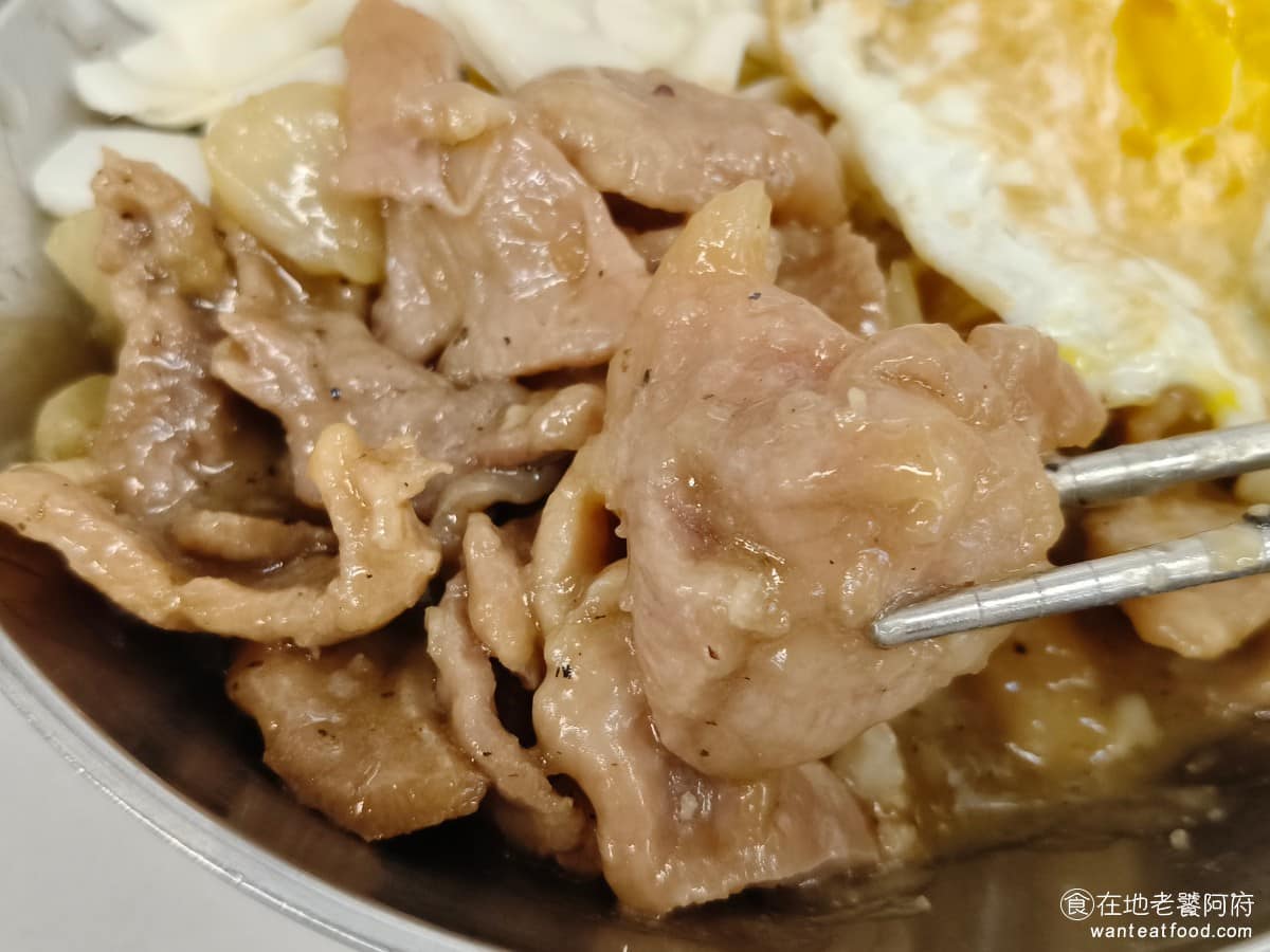 山內雞肉南機場夜市店 山內雞肉南機場夜市店菜單 山內雞肉南機場夜市店推薦 中正區美食 中正美食 而且最特別的是這個燒肉，肉質超級軟，吃起來非常舒服，相比於《山內雞肉 南機場夜市店》的白切雞，甚至是無骨雞，這燒肉的肉質，實在軟太多了，難怪會成為很多網友推薦點的品項之一。 @在地老饕阿府