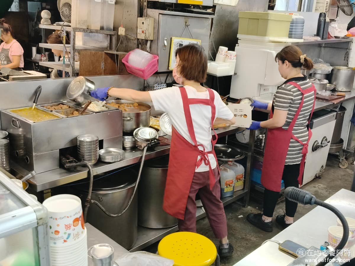 山內雞肉南機場夜市店 山內雞肉南機場夜市店菜單 山內雞肉南機場夜市店推薦 中正區美食 中正美食 《山內雞肉 南機場夜市店》最大的特色，就是這裡的雞肉飯，不是用雞肉絲，而是整盤白切雞肉搭配雞油飯，就是傳統的白切雞，份量很扎實。雞肉選用的是仿仔雞，也就是土雞和肉雞的混種，肉質軟硬度介於兩者之間。 @在地老饕阿府