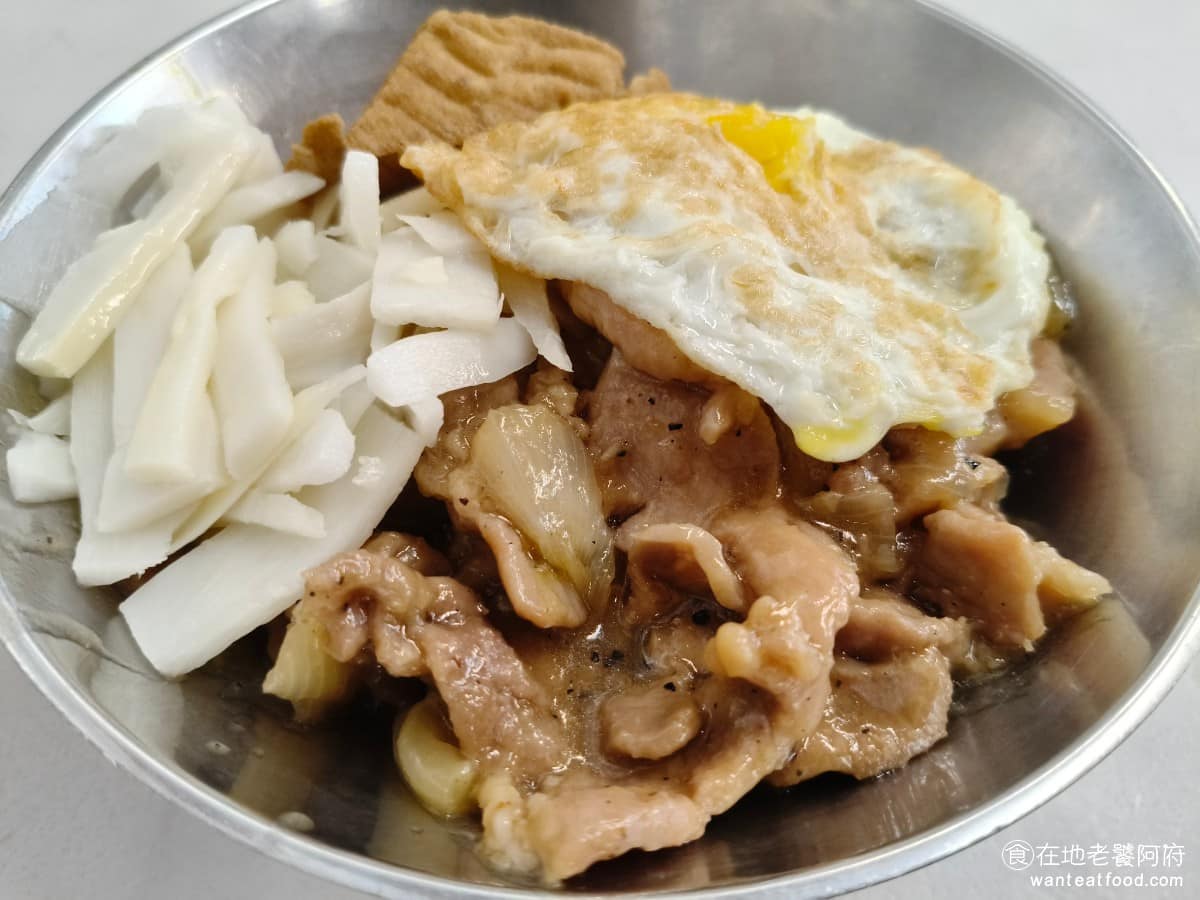 山內雞肉南機場夜市店 山內雞肉南機場夜市店菜單 山內雞肉南機場夜市店推薦 中正區美食 中正美食 蔥燒肉飯 以洋蔥拌炒豬肉片，醬汁偏甜帶點日式風味，通常會附青菜和蛋，蛋可能是荷包蛋或滷蛋，一碗分量其實不小。 @在地老饕阿府