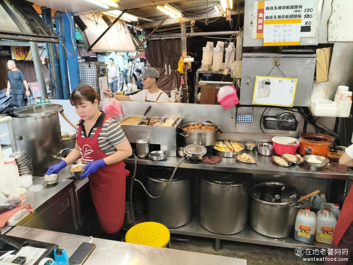 山內雞肉南機場夜市店 山內雞肉南機場夜市店菜單 山內雞肉南機場夜市店推薦 中正區美食 中正美食 煮熟的整隻雞會先泡冰塊冰鎮，讓雞皮口感變得比較緊實有彈性，這也是店家的獨門做法，很多老顧客就是愛這一味。 @在地老饕阿府