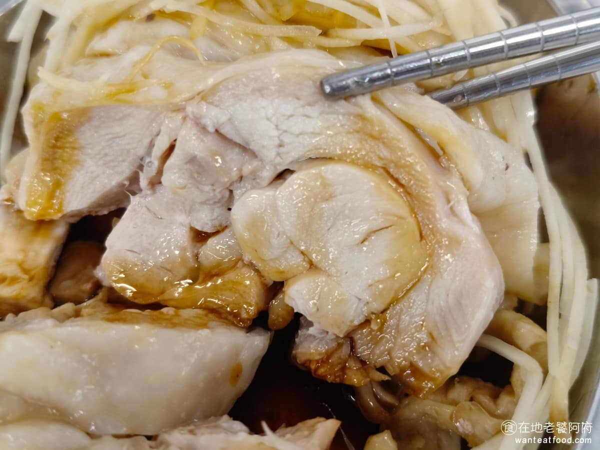 山內雞肉南機場夜市店 山內雞肉南機場夜市店菜單 山內雞肉南機場夜市店推薦 中正區美食 中正美食 完全去骨吃起來非常舒服，肉質相較於白切雞也軟嫩許多，也不會有明顯的雞味，適合初次來吃的人。 @在地老饕阿府