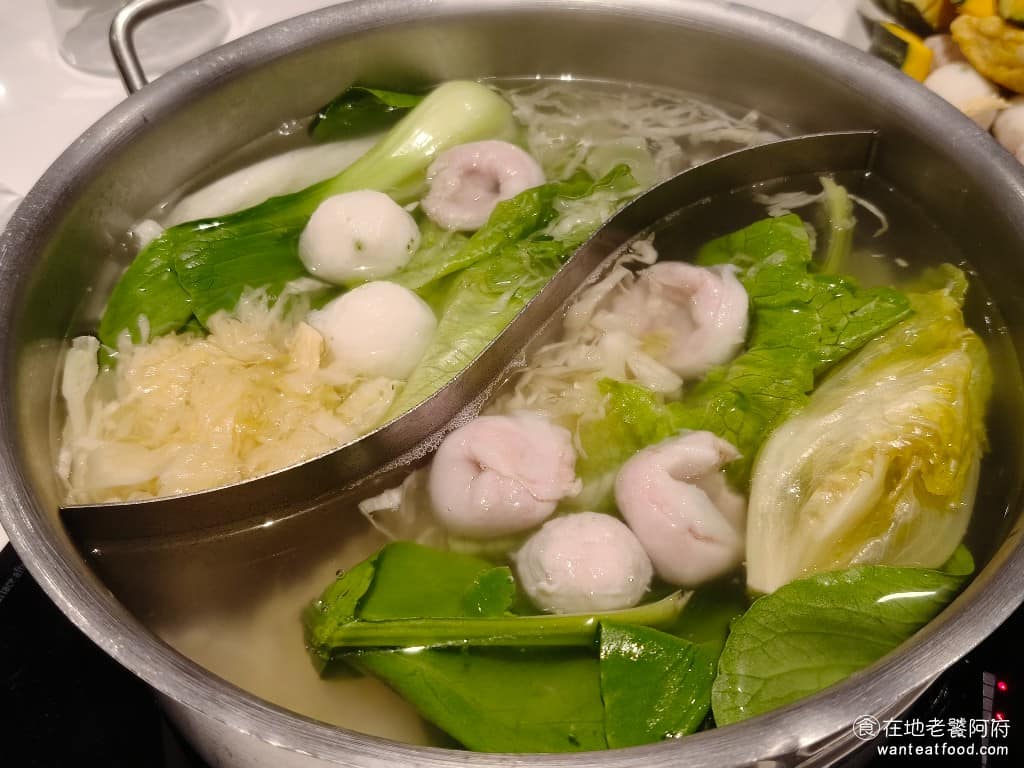 美琪蒙古烤肉 美琪蒙古烤肉菜單 美琪蒙古烤肉推薦 中山區美食 中山美食 劍南路站美食 中式料理 吃蒙古烤肉還能配火鍋,算是《美琪蒙古烤肉》的特色。如果只是單吃蒙古烤肉,會覺得比較單調,因為都在吃肉,多了這一鍋,配起來真的很完美。 @在地老饕阿府