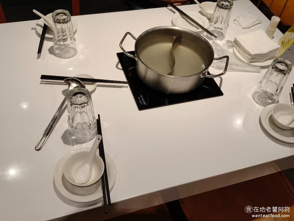 美琪蒙古烤肉 美琪蒙古烤肉菜單 美琪蒙古烤肉推薦 中山區美食 中山美食 劍南路站美食 中式料理 另一個特色是可以加購酸菜白肉鍋,以前用傳統炭火鍋,現在改成電磁爐比較安全,火鍋料用的是桂冠品牌,酸菜可以自己夾,想吃多少就加多少,這點非常棒。 @在地老饕阿府